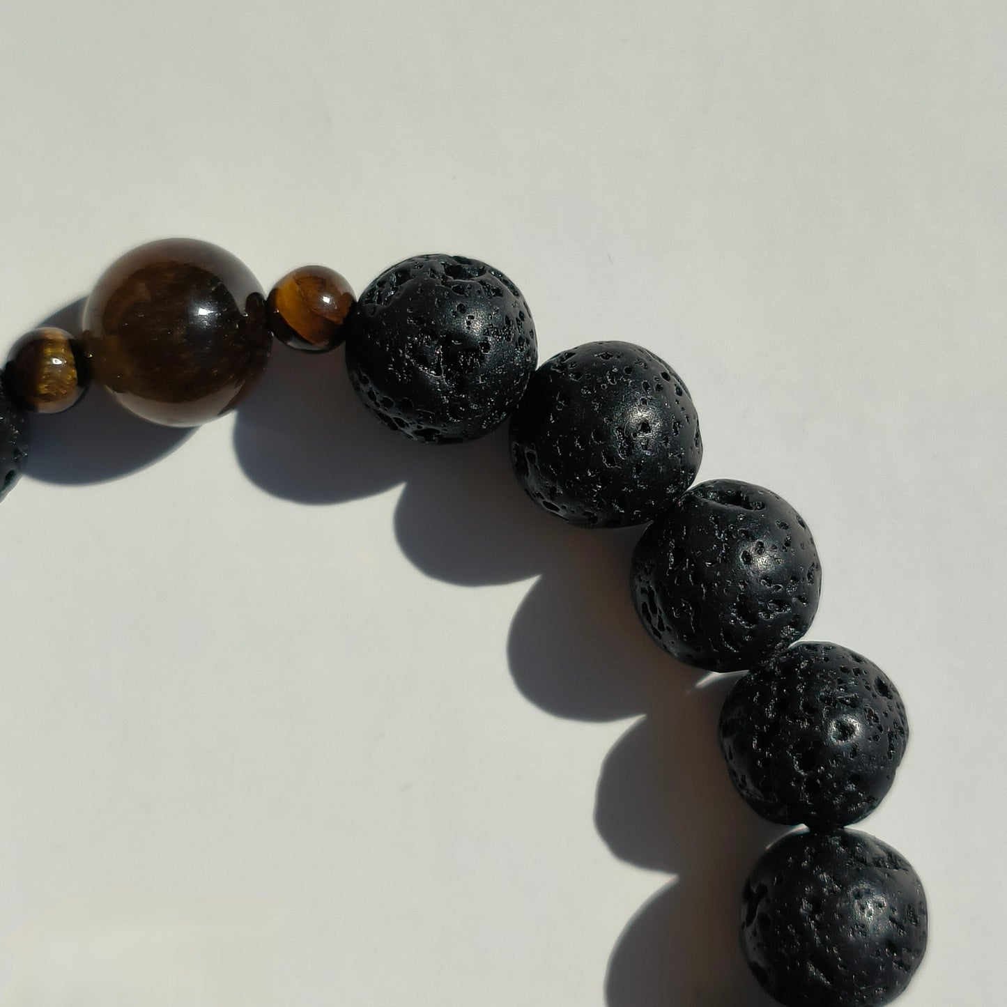 Bracelet en pierre de lave avec perle d’œil-de-tigre - L'Atelier Wen