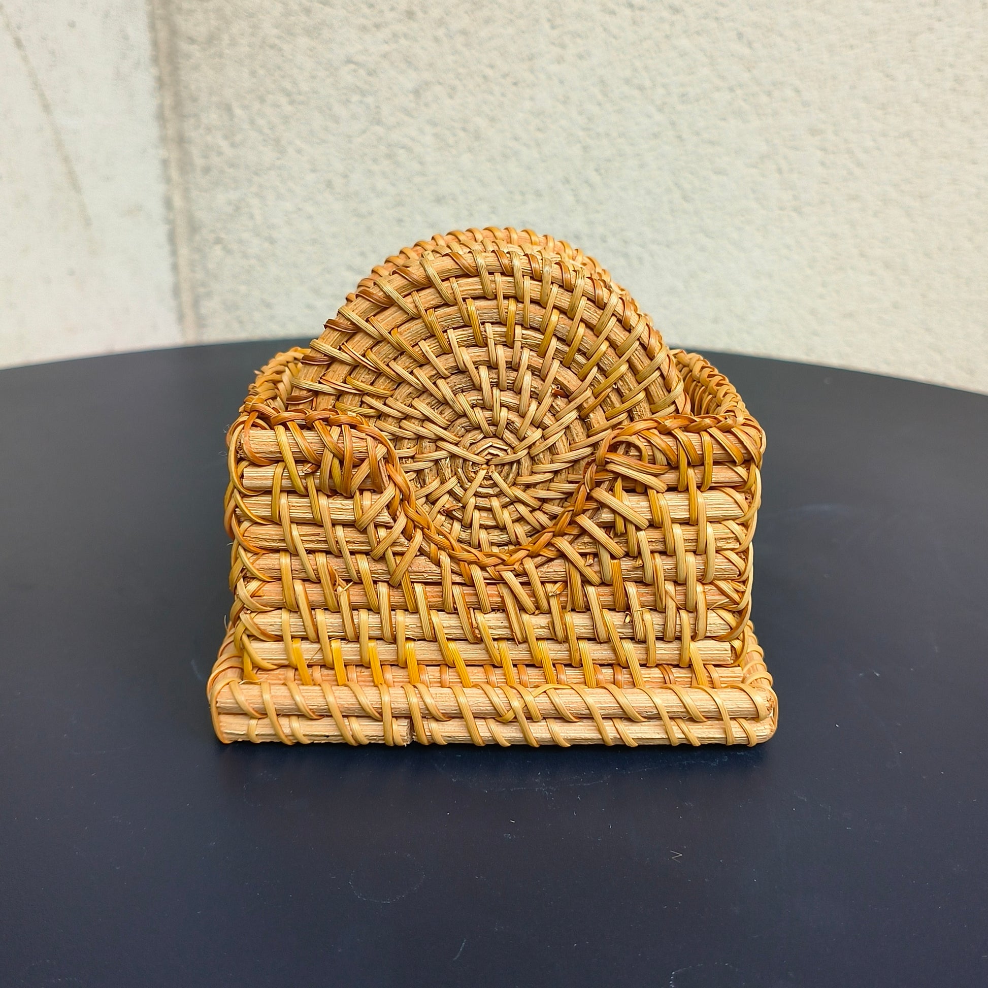 Set de 6 sous-verres en rotin tressé avec support – Ø 8 cm.