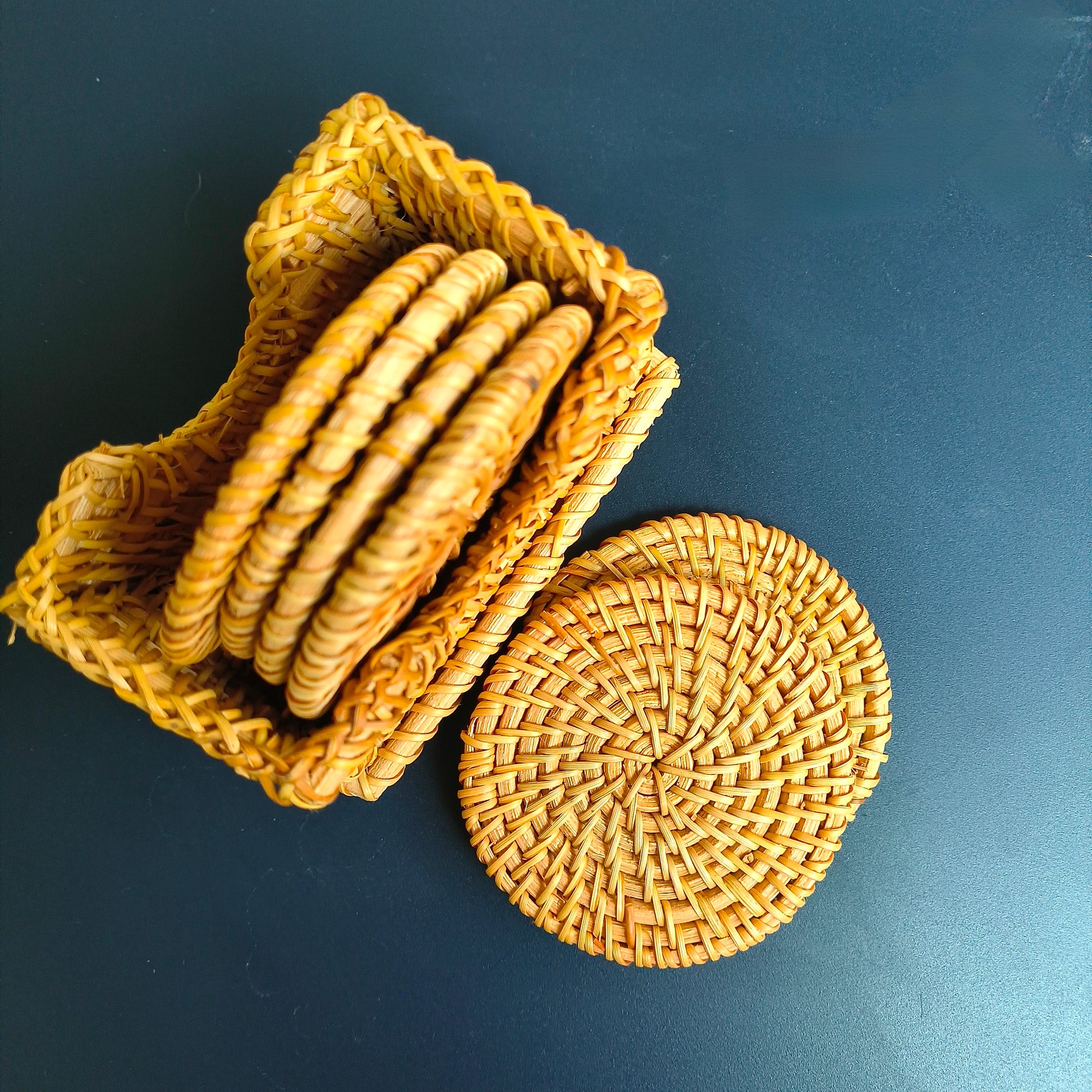 Set de 6 sous-verres en rotin tressé avec support – Ø 8 cm.