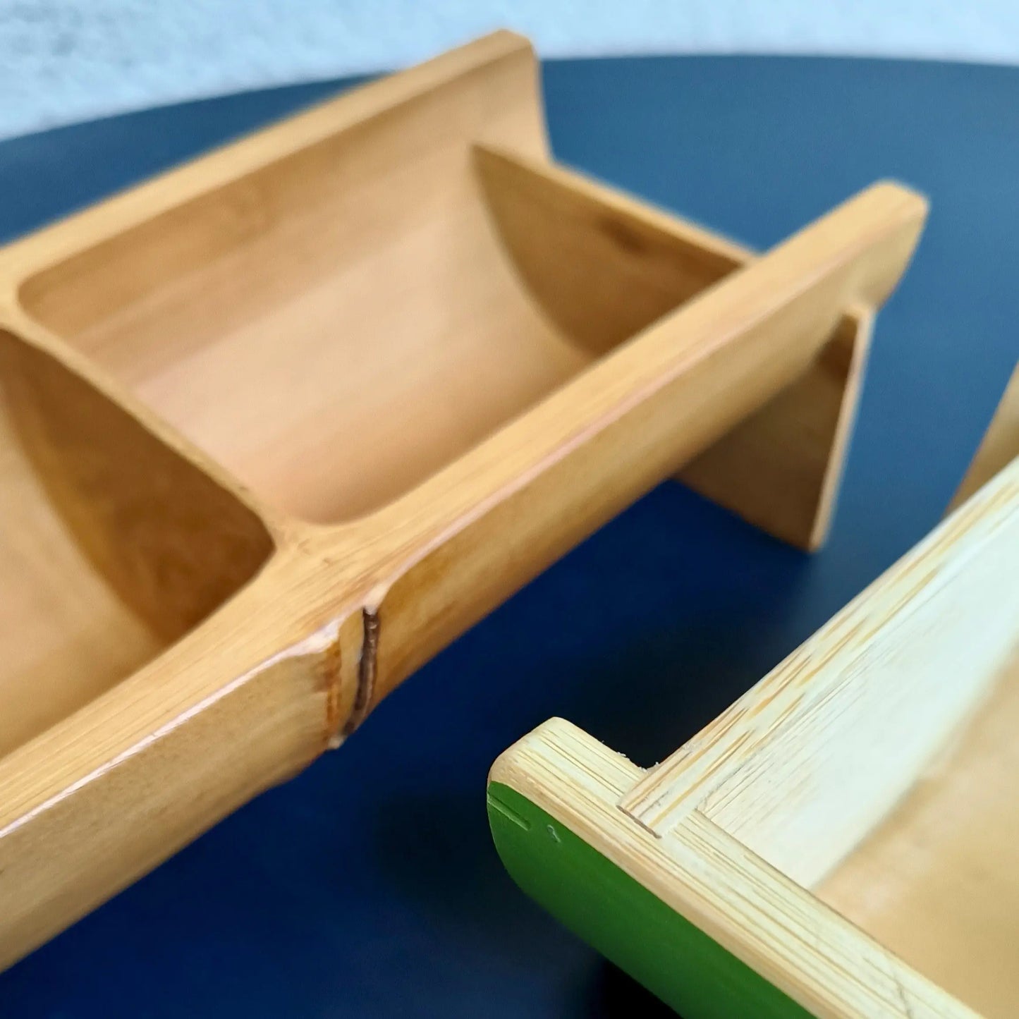 Plateau apéritif en bambou à double compartiment.