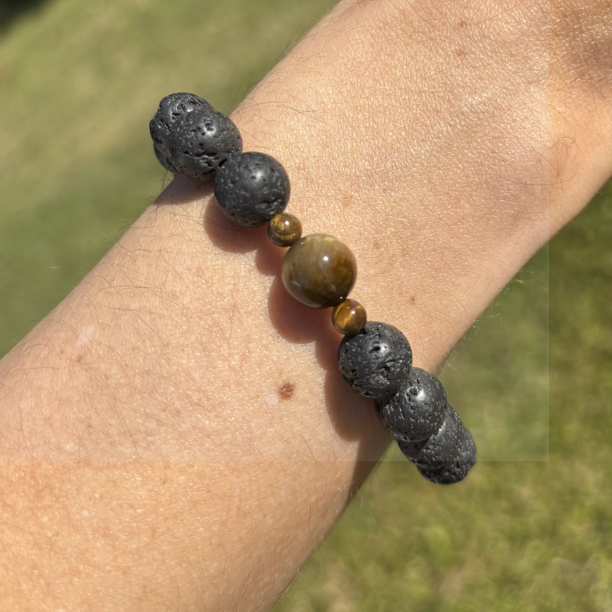 Bracelet en pierre de lave avec perle d’œil-de-tigre.