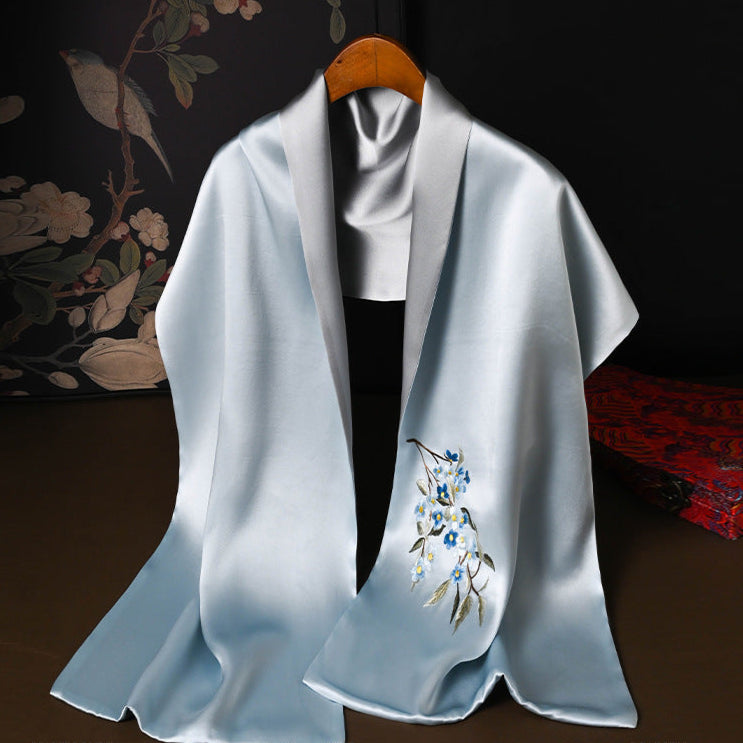 Echarpe en Soie Brodée - L'Atelier Wen