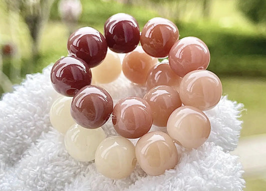 Bracelet en racine de Bodhi, perles naturelles polies, bijou spirituel inspiré du bouddhisme, symbole d’éveil et de méditation.
