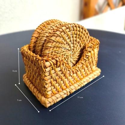 Set de 6 sous-verres en rotin tressé avec support – Ø 8 cm.