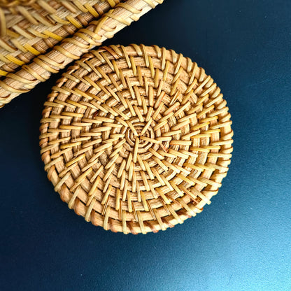 Set de 6 sous-verres en rotin tressé avec support – Ø 8 cm.