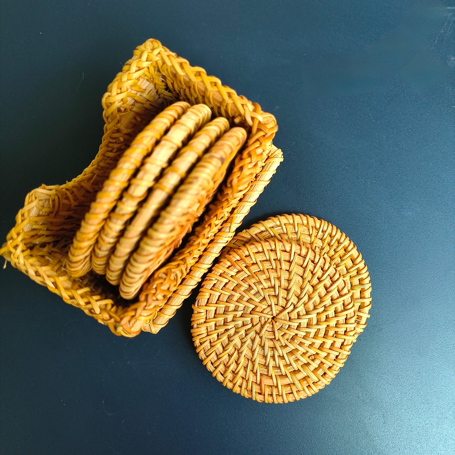 Set de 6 sous-verres en rotin tressé avec support – Ø 8 cm.