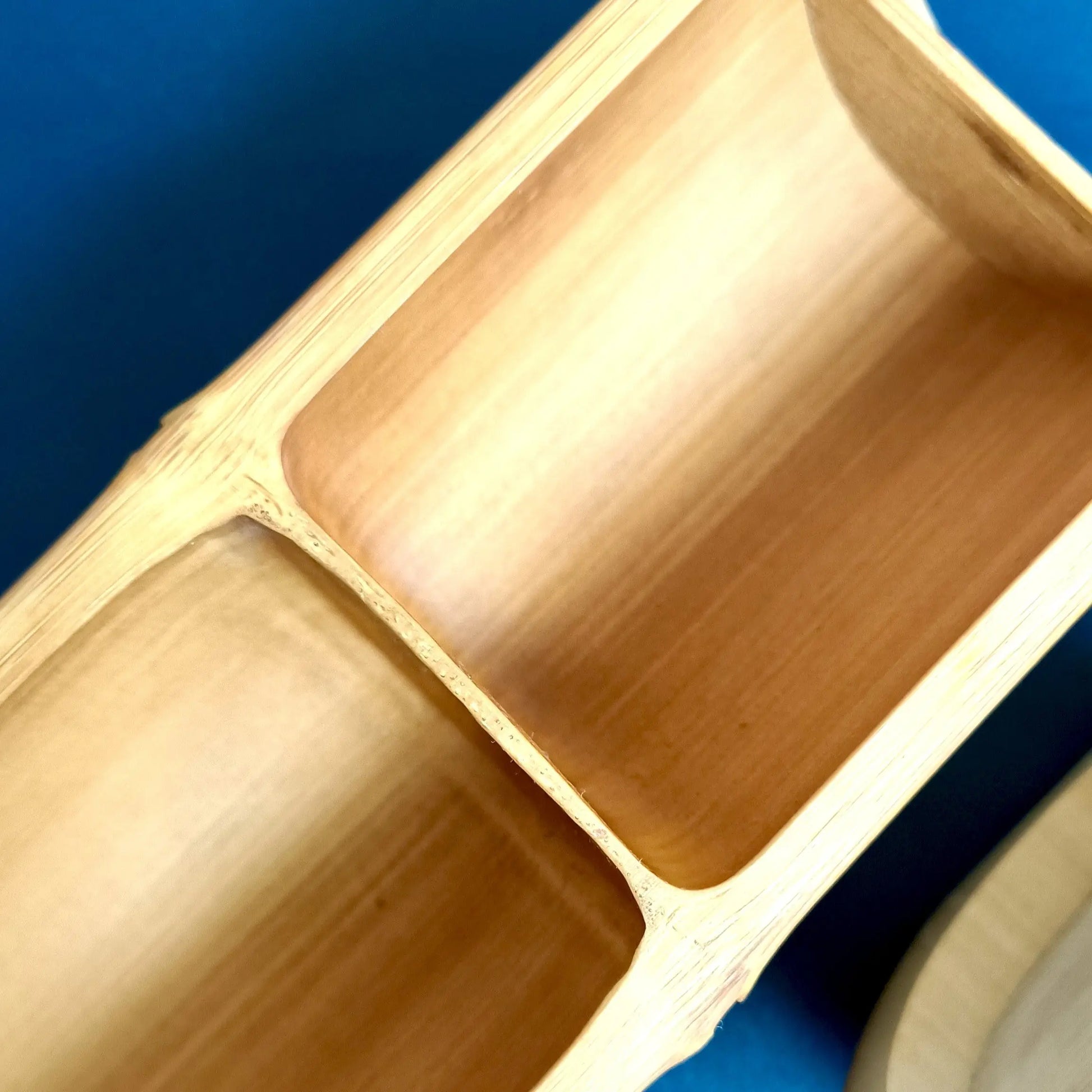 Plateau apéritif en bambou à double compartiment.