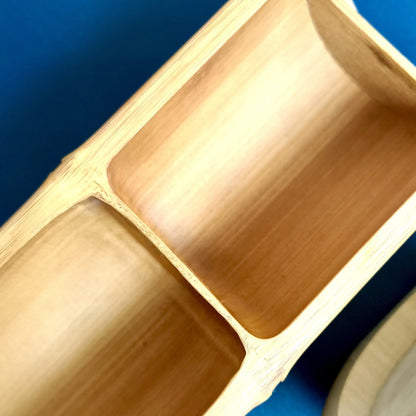 Plateau apéritif en bambou à double compartiment.