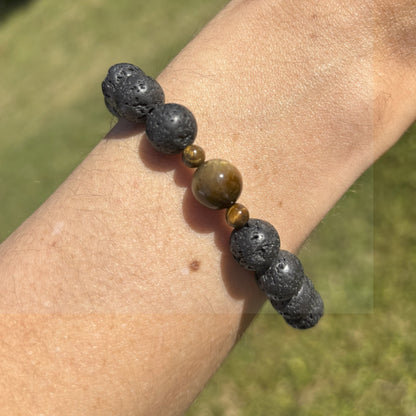 Bracelet en pierre de lave avec perle d’œil-de-tigre.