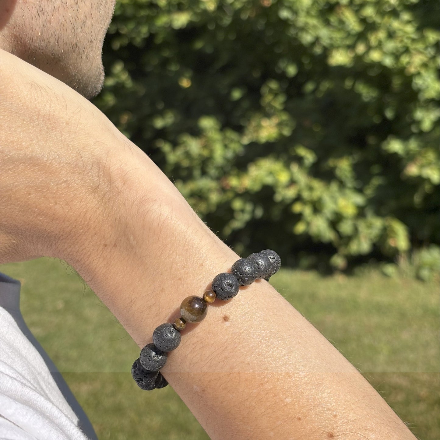 Bracelet en pierre de lave avec perle d’œil-de-tigre.