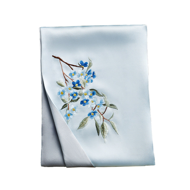 Echarpe en Soie Brodée - L'Atelier Wen